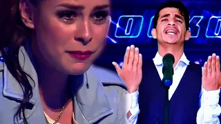 شاب يبكي أثناء أدئة لأغنية حسبي ربي جل الله ويبكي الجمهور ولجنة التحكيم في برنامج TheVoice Knockouts