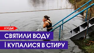 💦 Водохреще у Луцьку: купання Погуляйка, довжелезні черги за водою і митрополит на човні