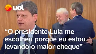 Tarcísio agradece e brinca com Lula por investimento de bancos públicos: 'Levando o maior cheque'
