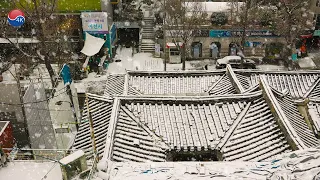 Snowy Morning Landscape, BUKCHON HANOK VILLAGE with the First Snow Falls. Seoul Travel Walker.