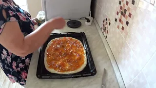 Пирог из пышного дрожжевого теста с абрикосовым вареньем
