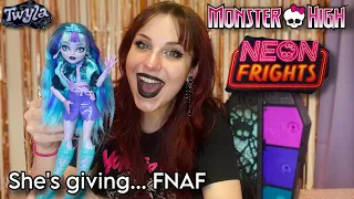 She's Giving...FNAF? Monster High G3 Skulltimate Secrets NEON FRIGHTS Twyla Doll Review & Unboxing