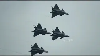 On the first day of the 2022 Zhuhai Air Show, the J-20 flight show was replayed live/歼-20飞行表演直播回放。