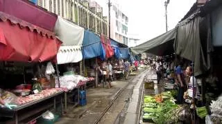 Thailand; Zug fährt mittendurch Markt Mae-Klong bei Amphawa/Thailand