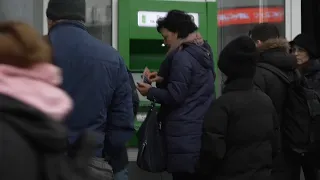Ukraine: Kiev residents queue at ATMs amid reports of airstrikes on the city