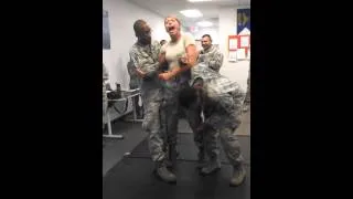 Прикол в Армии США: Девушка проверяет на себе электрошокер :)
