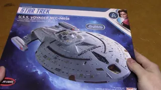 in box preview: Star Trek USS Voyager 'Clear Edition' by Polar lights
