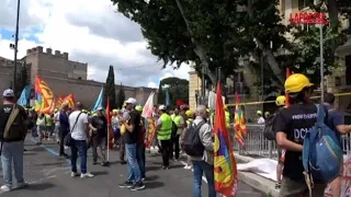 Roma, manutentori ferroviari con elmetto in protesta davanti al Ministero dei Trasporti