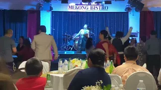Kabau Xiong sings Txav los ze ze by Maly Vue