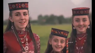 Beautiful Chinese Tajik girl Dilnora with Sister sings folk song Why are the flowers so red（Gulbita）