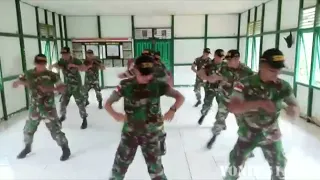 Viral!!! Goyang Maumere TNI AD di Perbatasan