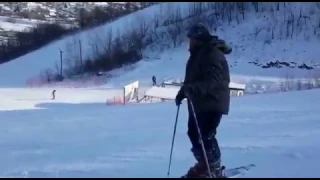 Жесткое столкновение лыжника и сноубордиста .