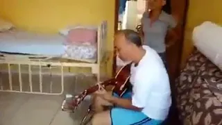 Pai canta enquanto espera partida de sua filha! Impossível não se emocionar! 😭