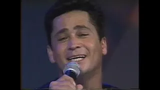 Programa Raul Gil | Leandro & Leonardo cantam "25 Horas Por Dia" no palco do programa em 1994