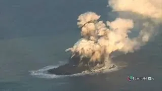 Impactantes imágenes de una erupción que crea una nueva isla en el Japón -- Noticiero Univisión