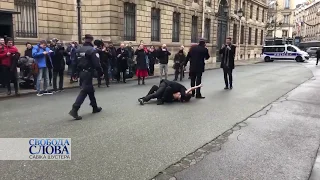 Попытка Femen прорваться на закрытую территорию возле Саммита в Нормандском формате
