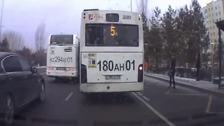 Автобусы №73 и №5, город Астана, снесли друг другу зеркала