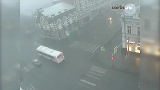 В центре Саратова водитель разбил «Ауди» об автобус. Эксклюзивное видео «СарБК»