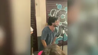 El vídeo viral de Fran Perea cantando en un karaoke callejero en Madrid