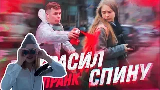 Ксяша смотрит: Покрасил спины прохожих - пранк! // ПОДСТАВА // Розыгрыши над людьми