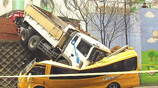 Total Idiot At Work 2023 | Bad Day At Work 2023 | Idiots Truck & Car Crashes Caught On Camera