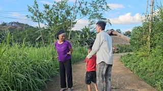 The firewood collector's son took the boy down the mountain to find his mother- Lý Thị Minh