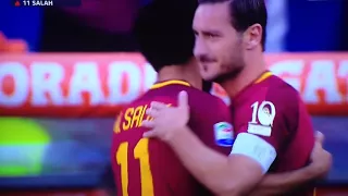 Totti entra in campo per l'ultima volta e Zampa non trattiene le lacrime (Roma vs Genoa 3 a 2)