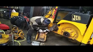 Прочистка и замена масла в бортовых системах JCB 1CX.