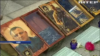 В Киеве открыли экспозицию фотографий и вещей погибших под Иловайском