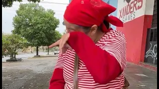 Milionário dá bolo de dinheiro a uma incrível senhora de rua 😭 a reação dela nos fez chorar!