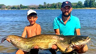 ЭТО ЧУДОВИЩЕ ЧУТЬ НЕ ПЕРЕВЕРНУЛО ЛОДКУ, рыбалка на нижней Волге