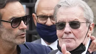 L’avocat d’Alain Delon transmet un signalement à la justice pour « mise en danger » de l’acteur