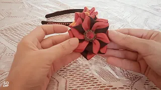 Decorating the headband with satin ribbon flower. تزيين طوق الشعر بوردة من شرائط الستان.