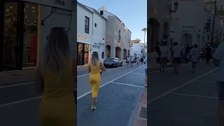 la calle detrás de Puerto Banus llena de tiendas de lujo y bares restaurantes #marbella#España