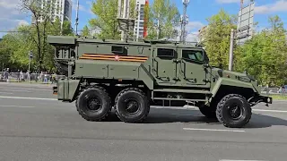 Колонна военной техники на Волгоградском проспекте едет с парада 9 мая 2023