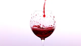 Наливаем красное вино в бокал