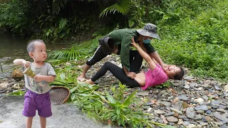 Single Mother Meet the bad guy in the forest - How to make cake from rice, forest leaves - Farm Life