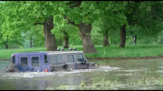 Hummer H1 переплывает брод / Hummer H1 in water