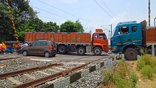 Dangerous Situation Big Truck Stuck Railgate : Speedy Coldfield Express Furiously Moving Railroad