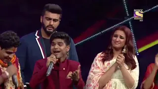 OMG! Parineeti Chopra on Salman Ali's feet | Indian Idol 2018