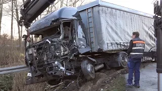 19.12.2019 - VN24 - Truck gets into oncoming traffic - fatal accident on B1 in Paderborn