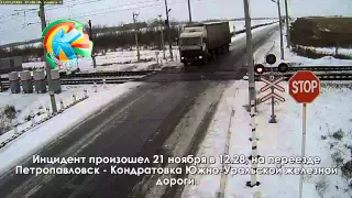 В Казахстане сразу два поезда сбили грузовик
