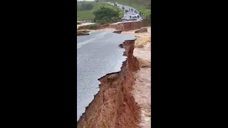 chuva destrói rodovia entre o Prado e Itamaraju na Bahia