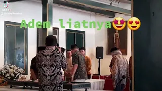 Gusti Paundra dan Gusti Bhre(KGPAA Mangkunegara X)berpelukan