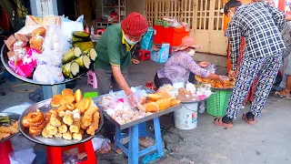 Breakfast Market for Garment Factory Workers on Veng Sreng Boulevard, Phnom Penh