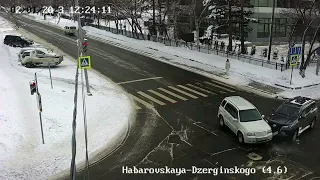 Момент столкновения двух авто на перекрестке в Южно-Сахалинске попал на камеру