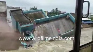 Building falls into flood water in dramatic movement caught on camera | Floods in India