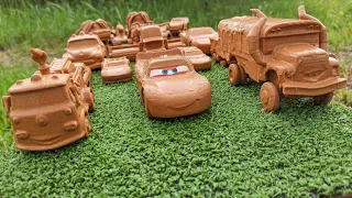 Cleaning the muddy Disney minicars & car convoy! Playing in the garden