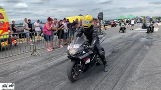 Suzuki GSXR 600 vs Suzuki GSX-R 750 motorbikes drag race 1/4 mile 🏍🚦 - 4K