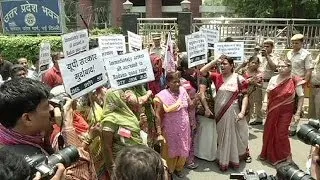 Индия потрясена изнасилованием и убийством двух сестер